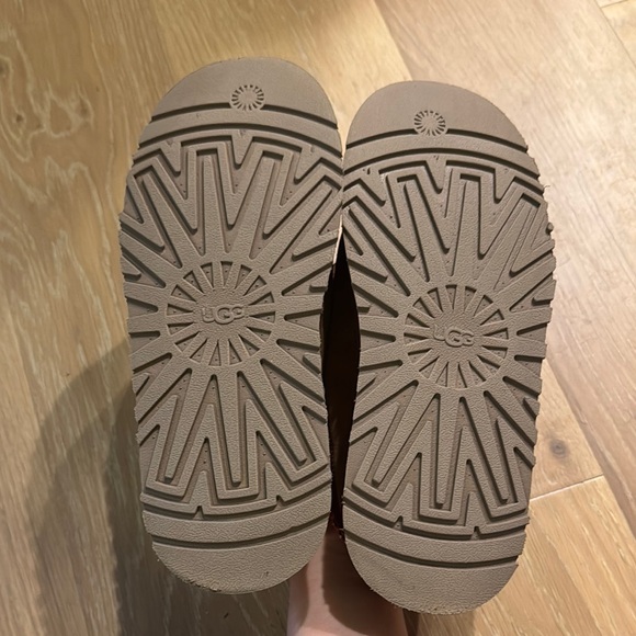 UGG Brown and Red Mules with Cozy Lining - Picture 4 of 5